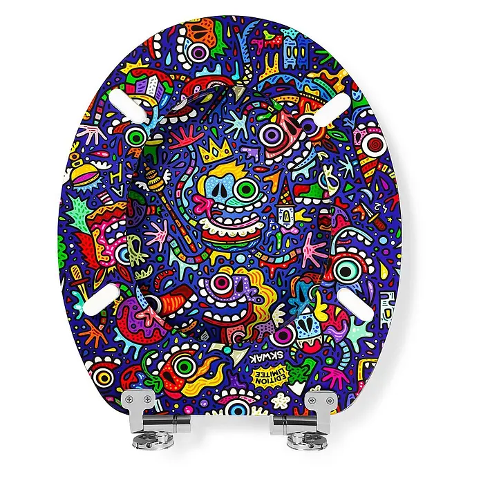 Tohaa Design WC-Sitz Maniac King - Édition limitée - Skwak -  - Toilettensitz mit lebhaftem, mehrfarbigem Doodle-Kunstmuster auf Blau, mit Cartoon-Gesichtern und Formen. Chromscharniere.