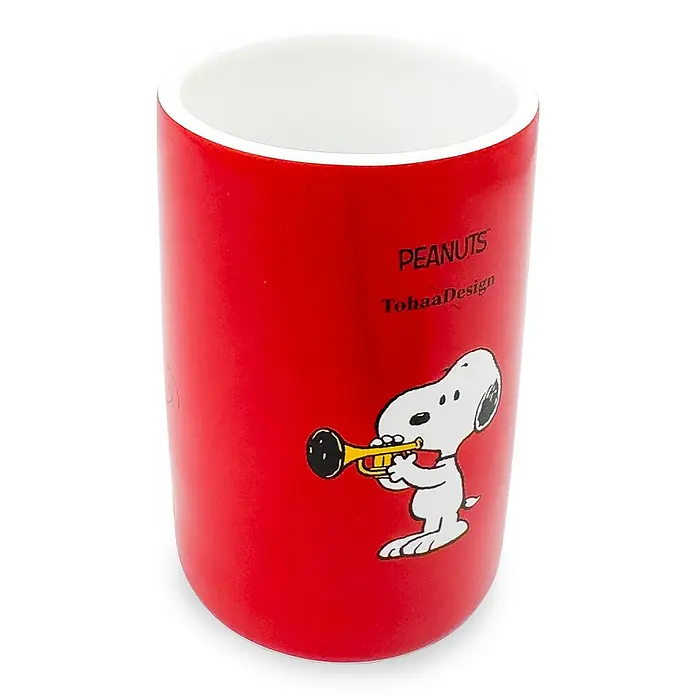 Tohaa Design Zahnputzbecher Peanuts Records - Peanuts -  - Rote Tasse mit weißer Innenseite, mit Snoopy, der eine goldene Trompete spielt, und 'PEANUTS TohaaDesign' Schriftzug.