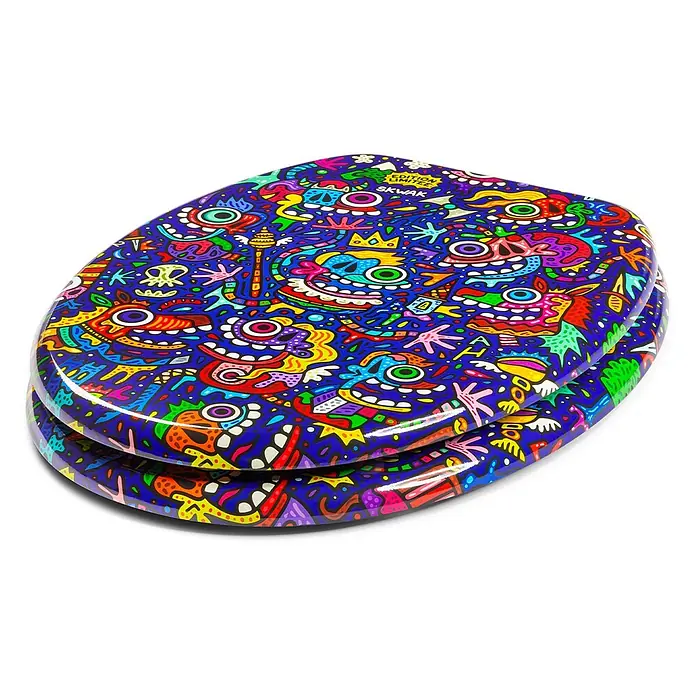 Tohaa Design WC-Sitz Maniac King - Édition limitée - Skwak -  - Ein geschlossener Toilettensitz mit einer glänzenden, blauen Oberfläche, bedeckt von einem bunten, komplexen Doodle-Kunstmuster mit monsterähnlichen Figuren.
