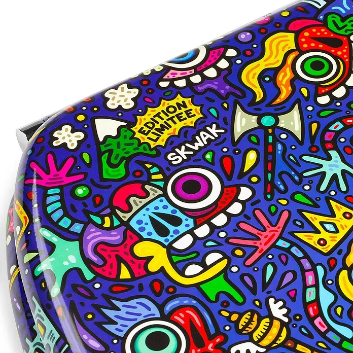 Tohaa Design WC-Sitz Maniac King - Édition limitée - Skwak -  - Glänzendes, dunkelblaues Gepäckstück mit lebendiger, bunter Graffiti-Monster- und Abstraktkunst, mit „EDITION LIMITEE“ und „SKWAK“.