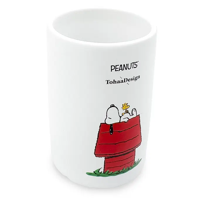 Tohaa Design Zahnputzbecher Peanuts Snoopy - Peanuts -  - Weißer Keramikbecher mit Snoopy und Woodstock auf einer roten Hundehütte, sowie "PEANUTS" und "TohaaDesign" Schriftzug.