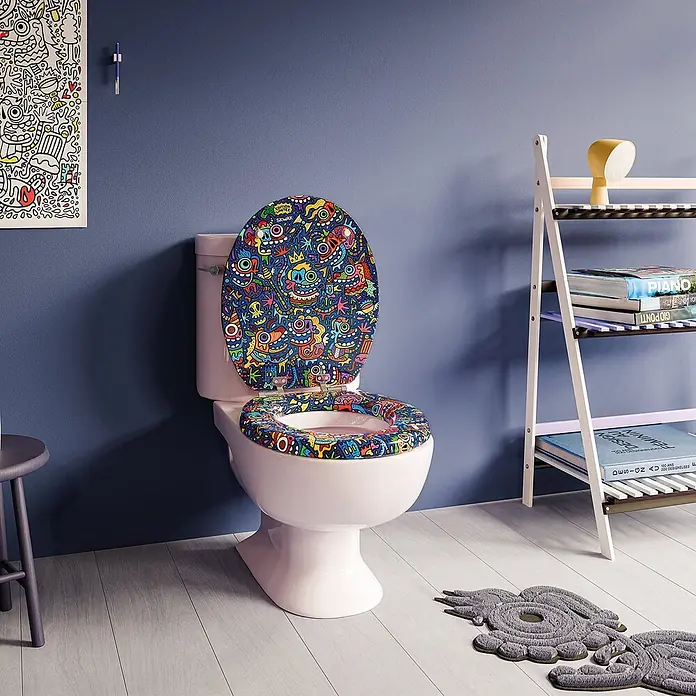 Tohaa Design WC-Sitz Maniac King - Édition limitée - Skwak -  - Eine Toilette in einem modernen Badezimmer mit weißer Schüssel und Spülkasten, bedeckt mit einem lebhaften, mehrfarbigen, gemusterten Sitz und Deckel.