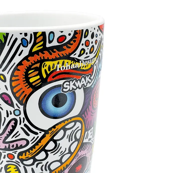 Tohaa Design Zahnputzbecher Crazy Maniac - Skwak -  - Weißer Becher mit lebhaftem Doodle-Muster, großem blauen Auge und den Texten 'Tohaa Design', 'SKWAK'.