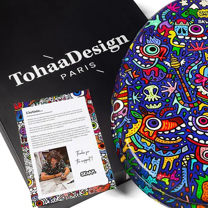 Tohaa Design WC-Sitz Maniac King - Édition limitée - Skwak -  - Ein bunt gemustertes Skateboard-Deck oder Tablett in einer schwarzen TohaaDesign-Box mit Künstlerkarte.