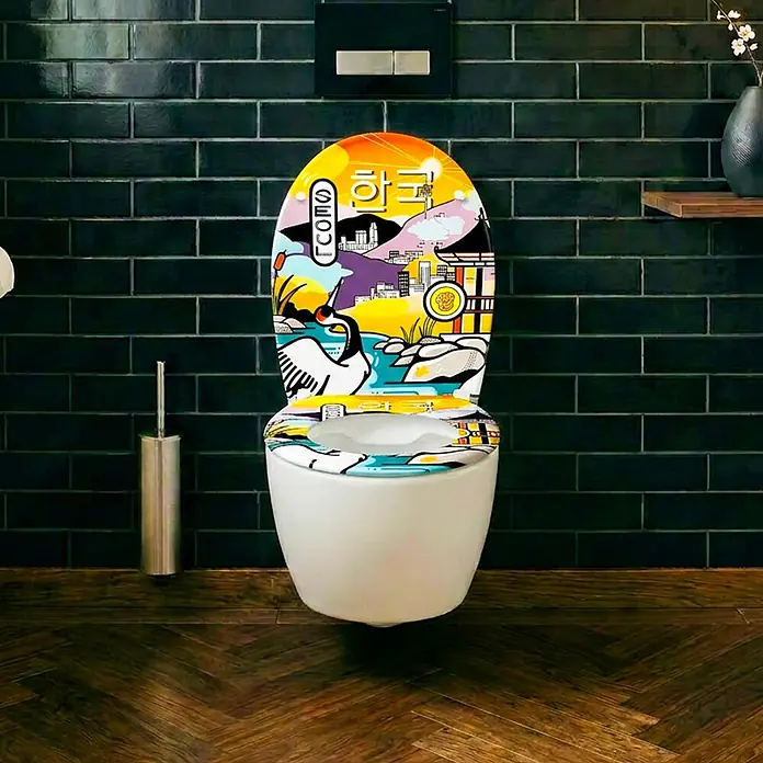 Wodea WC-Sitz   -  Seoul -  - Toilette mit buntem, Pop-Art-Deckel, der einen Kranich, Stadt und Berge zeigt, in einem modernen Badezimmer.