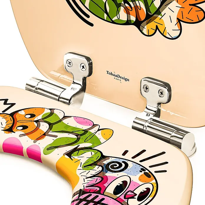 Tohaa Design WC-Sitz Color Bomb - Bishop Parigo -  - Cremefarbener Toilettensitz und Deckel mit farbigem Cartoon-Design, verbunden durch polierte Chromscharniere.