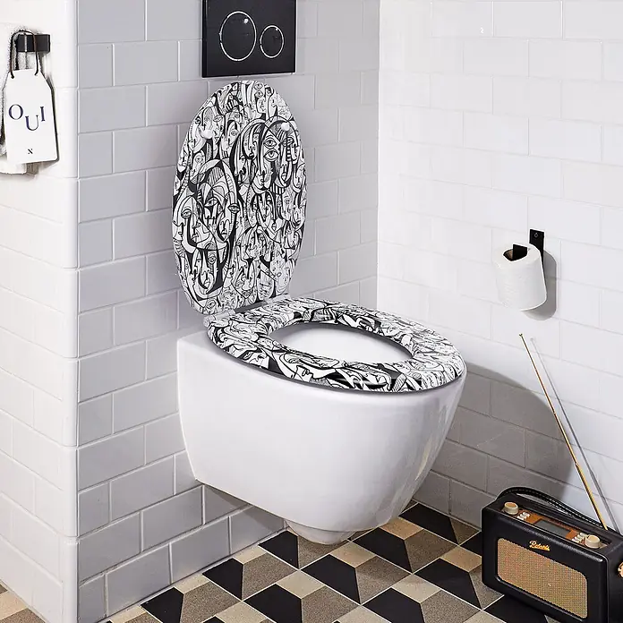 Tohaa Design WC-Sitz Interrelated - Gabe Weis -  - Wandhängende Toilette mit schwarz-weiß abstrakt gemusterter Brille und Deckel.