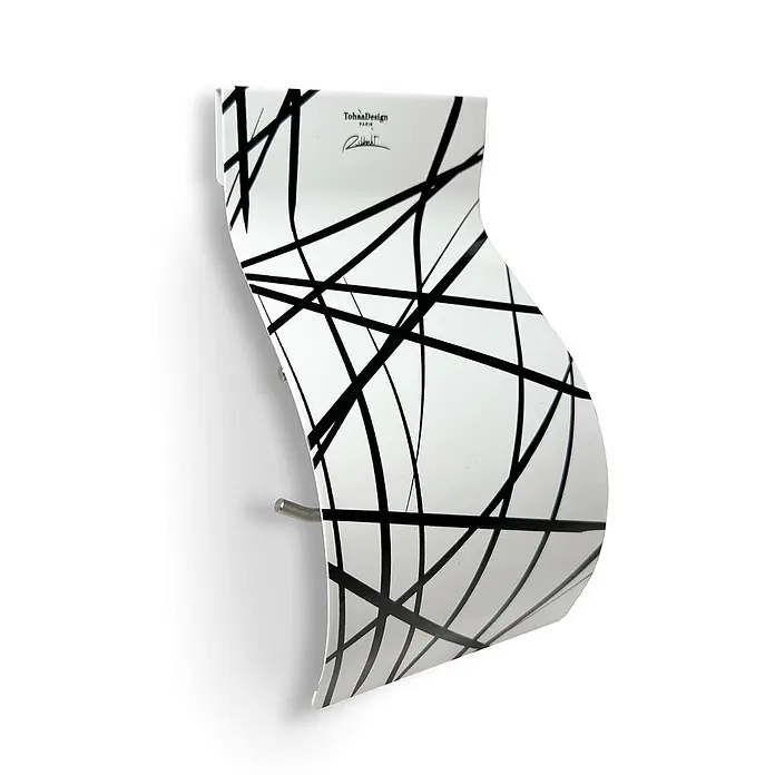 Tohaa Design Toilettenpapierhalter Arrow - L. Rubbrecht -  - Gekrümmtes weißes Wanddekor mit schwarzen abstrakten Linien, mit Metallhalterung montiert.
