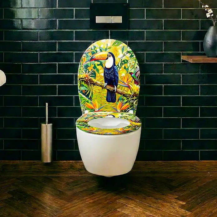 Wodea WC-Sitz   -  Toucan -  - WC mit einem farbenfrohen, tropisch gemusterten Toilettensitz, der einen Tukan und Pflanzen zeigt, in einem modernen Badezimmer.