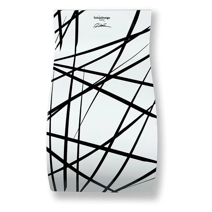 Tohaa Design Toilettenpapierhalter Arrow - L. Rubbrecht -  - Weißes Dekorationselement mit abstrakten schwarzen Linien, TohaaDesign PARIS-Branding und Signatur.
