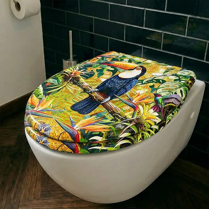 Wodea WC-Sitz   -  Toucan -  - Bunter Toilettensitz mit tropischem Muster und Tukan-Design, in einem modernen Badezimmer installiert.