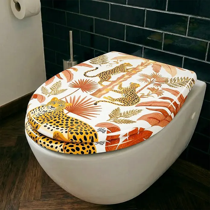Wodea WC-Sitz   -  Léopard -  - Weißes WC mit lebhaftem Leoparden- und Dschungelmuster auf dem Sitz, in einem modernen Badezimmer.