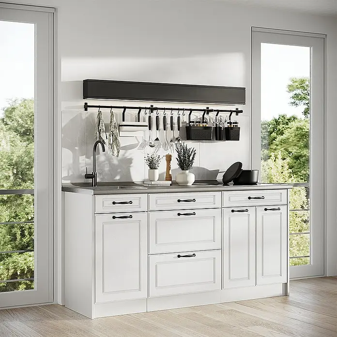 Vicco Küchenblock R-Line, Weiß Landhaus/Weiß 160 cm -  - Kompakte weiße Küchenzeile mit grauer Arbeitsplatte, Spüle, schwarzem Wasserhahn und schwarzem Wandregalsystem für Küchenutensilien.