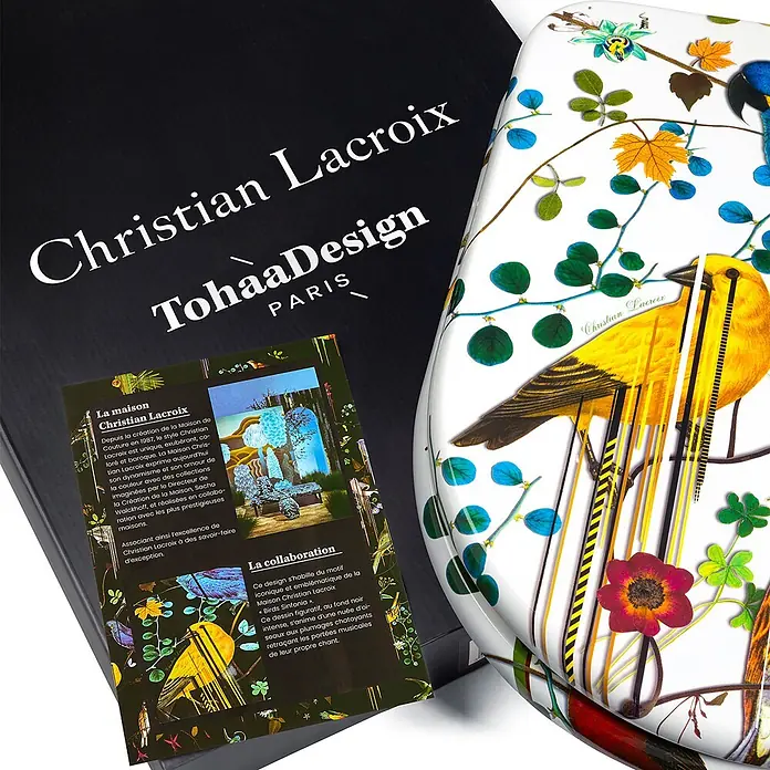Tohaa Design WC-Sitz Birds Sinfonia Modern-D - Maison Christian Lacroix -  - Schwarze Christian Lacroix Box mit Broschüre und einem weißen Tablett mit lebhaftem Vogel- und Blumendesign.
