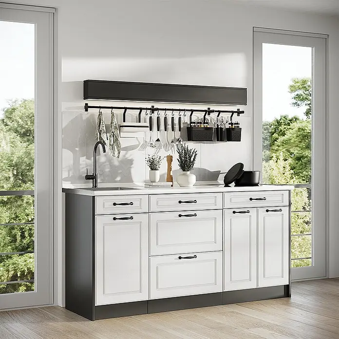 Vicco Küchenleerblock - Breite: 160 cm, Weiß Landhaus - Weiße und dunkelgraue Küchenzeile mit Spüle, Utensilienleiste und Dekoartikeln auf der Arbeitsplatte.