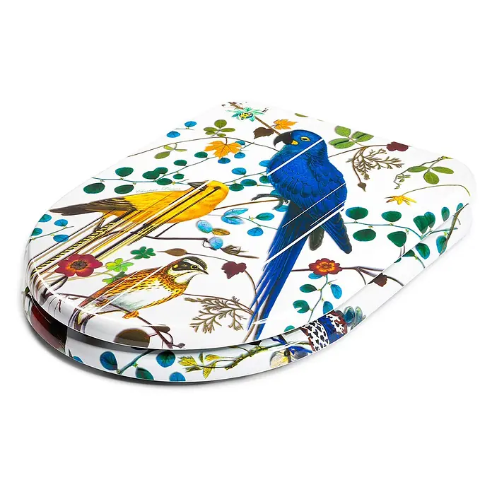 Tohaa Design WC-Sitz Birds Sinfonia Modern-D - Maison Christian Lacroix -  - Glänzender weißer Toilettensitz mit lebendiger Illustration eines blauen Aras, gelben Vogels und anderer Vögel zwischen grünem Laub und bunten Blumen.