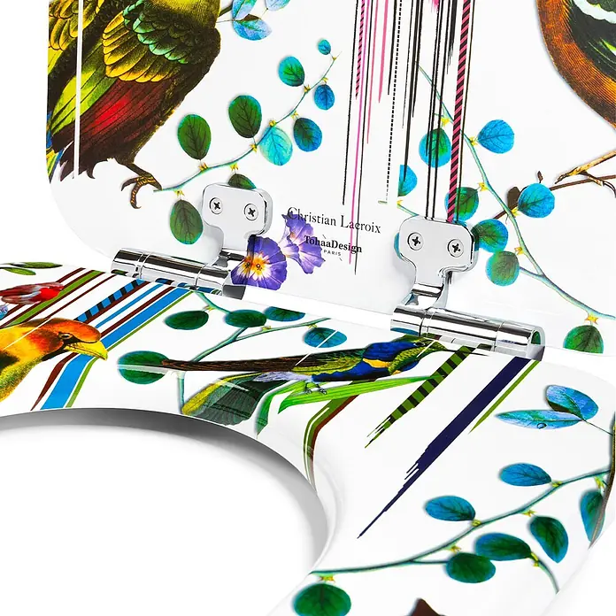 Tohaa Design WC-Sitz Birds Sinfonia Modern-D - Maison Christian Lacroix -  - Weißer Toilettensitz mit lebhaftem Vogel- und Blumendruck, Chromscharnieren. Inklusive "Christian Lacroix TolaaDesign" Branding.