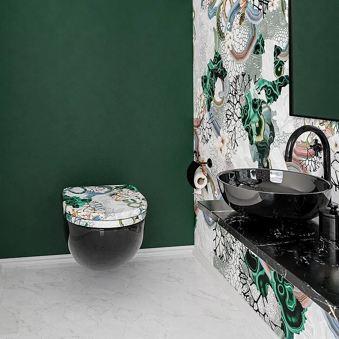 Tohaa Design WC-Sitz Algae Bloom - Maison Christian Lacroix -  - Ein modernes Badezimmer mit einer schwarzen Wandtoilette mit gemusterter Brille, einer schwarzen Marmorplatte mit passendem Becken und Wasserhahn sowie lebhafter Botanik-Tapete.