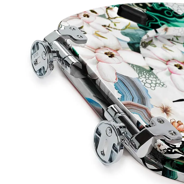 Tohaa Design WC-Sitz Algae Bloom - Maison Christian Lacroix -  - Glänzender Chrom-Gepäckgriffmechanismus mit 'S105'-Markierung und radartigen Einstellern auf einem floral gemusterten Koffer.