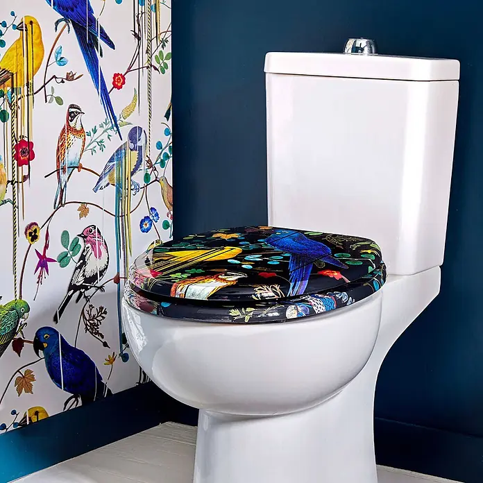 Tohaa Design WC-Sitz Birds Sinfonia - Maison Christian Lacroix -  - Weiße Toilette mit buntem Toilettensitz mit Vogelmuster.