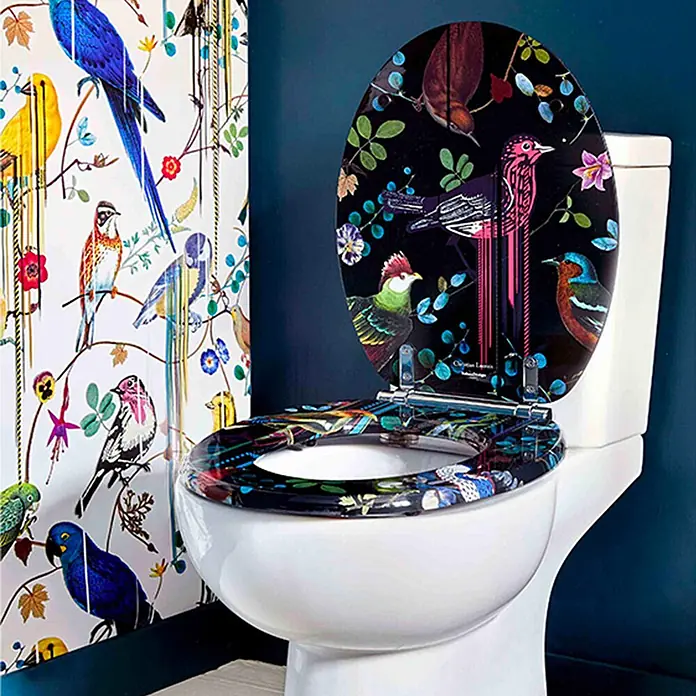 Tohaa Design WC-Sitz Birds Sinfonia - Maison Christian Lacroix -  - WC mit schwarzem Toilettensitz und Deckel, verziert mit farbenfrohen Vogel- und Blumenmustern, in einem Badezimmer mit passender Tapete.