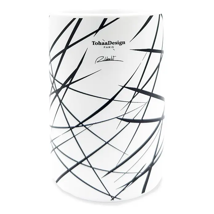 Tohaa Design Zahnputzbecher Arrow - L. Rubbrecht -  - Weißer zylindrischer Behälter mit schwarzen abstrakten Linien, 'TohaaDesign Paris' Branding und einer Unterschrift.