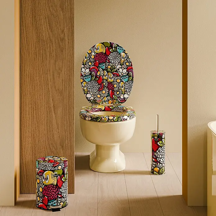 Tohaa Design WC-Sitz BirdyFlowers - Bishop Parigo -  - Toilettensitz, Abfalleimer und Toilettenbürstenhalter mit lebhaftem, farbenfrohem Blumen- und Cartoonmuster, im Badezimmer ausgestellt.