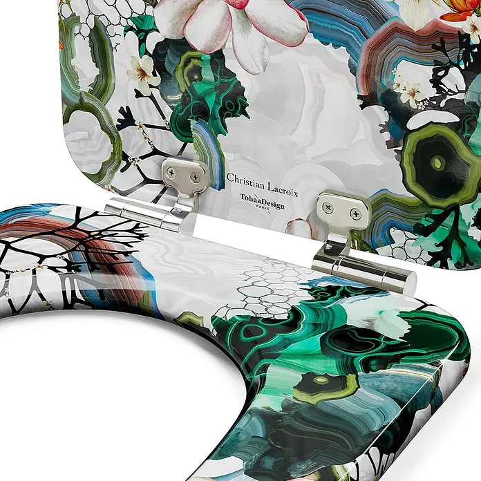 Tohaa Design WC-Sitz Algae Bloom Modern-D - Maison Christian Lacroix -  - Eleganter Toilettensitz mit lebhaftem floralen und geologischen Muster in Grün, Blau und Rosa, mit Christian Lacroix Tohaadesign Logo.