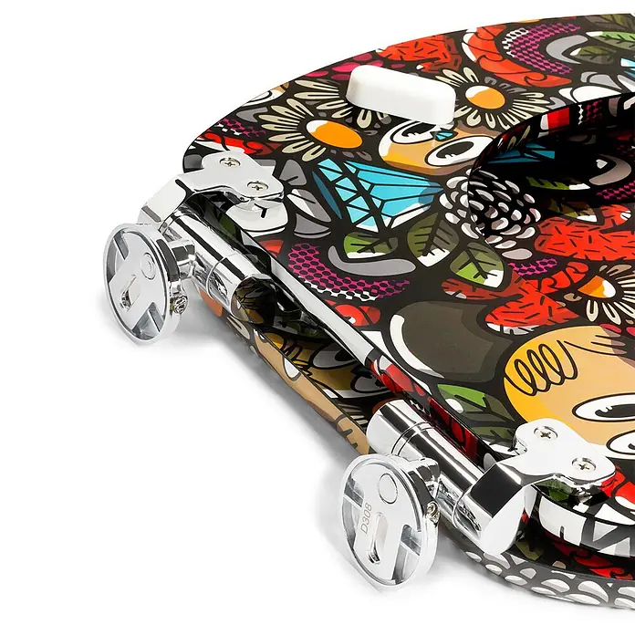 Tohaa Design WC-Sitz BirdyFlowers - Bishop Parigo -  - Deck eines Klapprollers mit lebhaftem abstraktem Muster und glänzenden Chromrädern sowie Klappmechanismus.