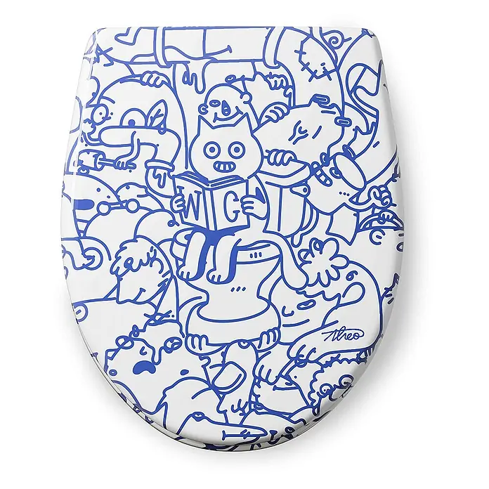 Wodea WC-Sitz   -  Cat -  - Weißer Toilettendeckel mit blauer Cartoon-Doodle-Illustration vieler Figuren, darunter eine lesende Katze.
