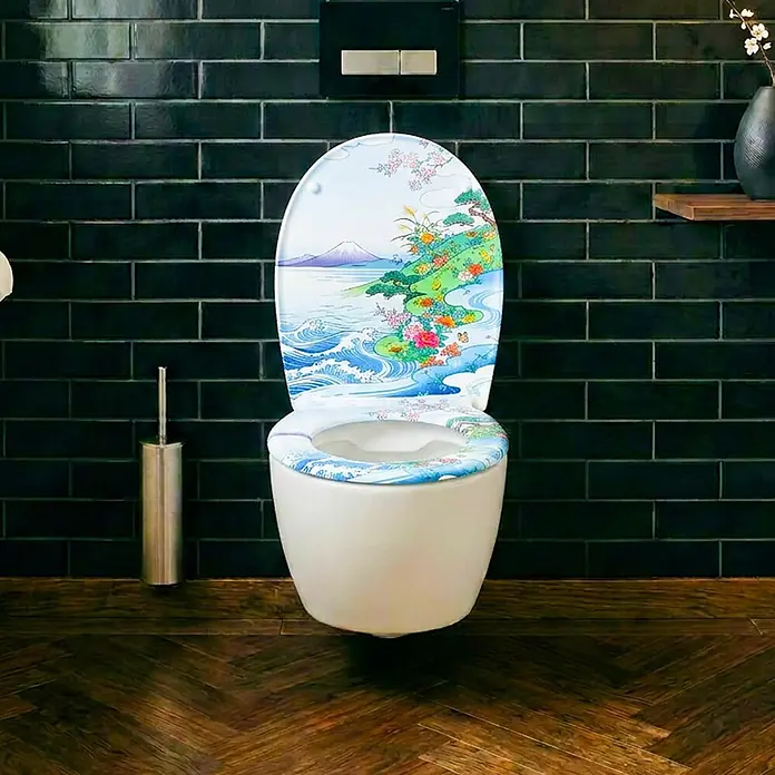 Wodea WC-Sitz   -  Kawai -  - Buntes WC mit dekorativem japanischem Landschaftsdesign auf Deckel und Sitz, in einem modernen Badezimmer.