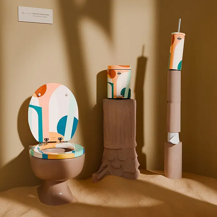 TohaaDesign WC-Sitz Roma - Florence Bourel -  - Modernes Toiletten-, Abfalleimer- und Bürstenhalter-Set mit bunten abstrakten Mustern, in einer Ausstellung gezeigt.