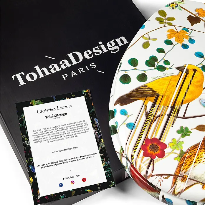 TohaaDesign WC-Sitz Birds Sinfonia - Maison Christian Lacroix -  - Weißer Christian Lacroix Toilettensitz mit lebhaftem Vogel- und Blumendesign, neben schwarzer TohaaDesign Verpackung.
