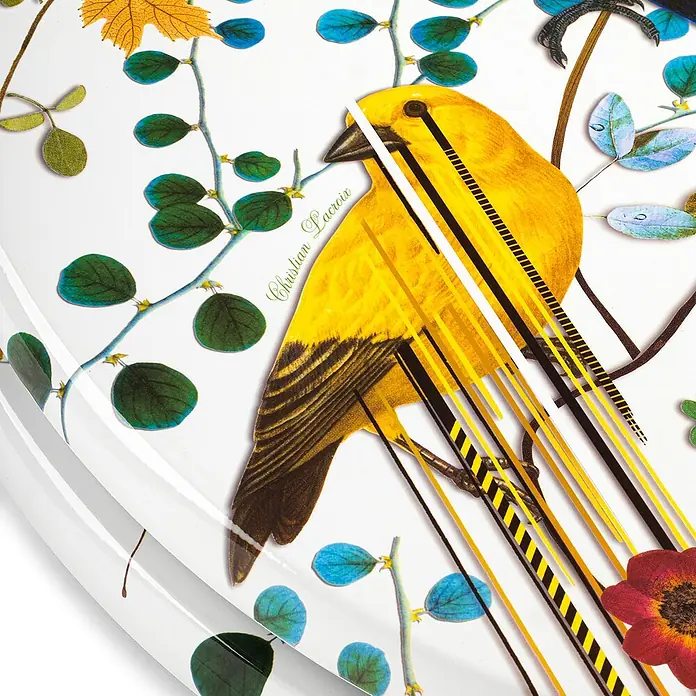 TohaaDesign WC-Sitz Birds Sinfonia - Maison Christian Lacroix -  - Weißes, rundes Dekotablett mit lebhaftem Druck eines gelben Vogels, Blättern, Blumen und 'Christian Lacroix'-Text, teilweise überlagert von abstrakten gelb/schwarzen Linien.