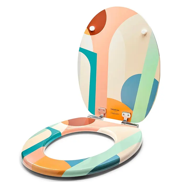 TohaaDesign WC-Sitz Roma - Florence Bourel -  - Bunte Toilettenbrille mit abstraktem geometrischem Muster in Pfirsich, Blau, Grün und Orange. Chromscharniere verbinden den geöffneten Deckel und Sitz.