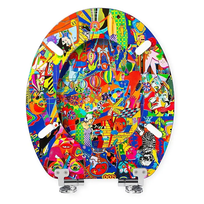 TohaaDesign WC-Sitz Grave - Guive Khosravi -  - Lebendiger, mehrfarbiger Toilettensitz mit komplexem Pop-Art-Collage-Design, das menschliche Figuren, Tiere und abstrakte Formen zeigt.