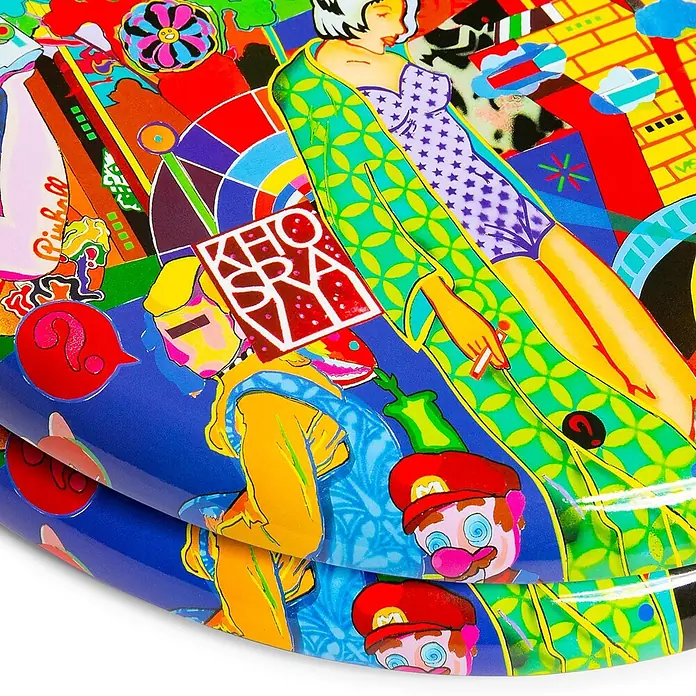 TohaaDesign WC-Sitz Grave - Guive Khosravi -  - Ein gebogenes Serviertablett mit einer lebendigen, mehrfarbigen Pop-Art-Illustration mit verschiedenen Zeichentrickfiguren und abstrakten Motiven.