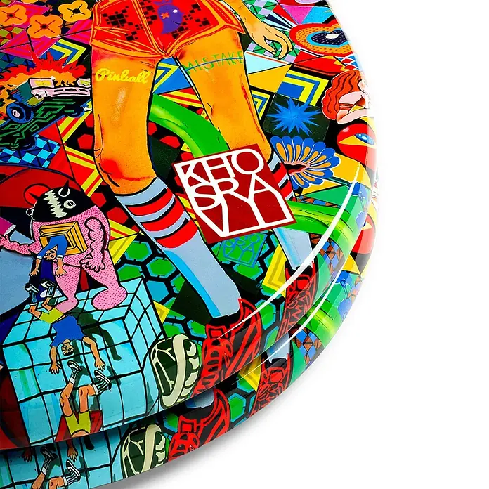 Tohaa Design WC-Sitz Vanity Fair Modern-D - Guive Khosravi -  - Glänzendes, mehrfarbiges Rundtablett mit lebhafter Pop-Art-Illustration von Figuren, Mustern und Text wie „Pinball“ und „MISTAKE“.