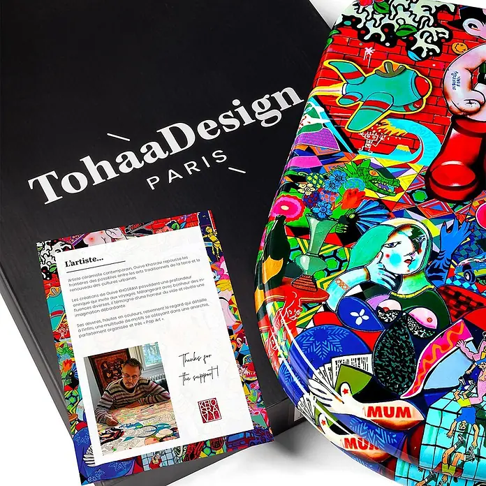 Tohaa Design WC-Sitz Vanity Fair Modern-D - Guive Khosravi -  - Ein lebendiges, im Pop-Art-Stil gestaltetes Dekotablett mit diversen Motiven, daneben schwarze Verpackung und Künstlerkarte.