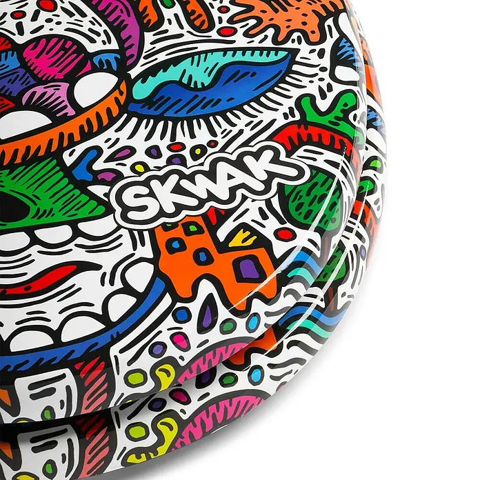TohaaDesign WC-Sitz Crazy Maniac - Skwak -  - Farbenfrohes SKWAK Scooter-Deck mit lebendiger Graffiti-Kunst auf glänzender weißer Oberfläche.