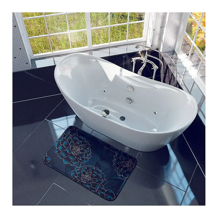 SANILO Badteppich Dahlien 50 x 80 cm - 50 x 80 cm, Polyester, Blau - Dunkelblaue Badematte mit floralem Muster in Petrol und Kupfer auf dunklem Fliesenboden, neben einer weißen Badewanne.
