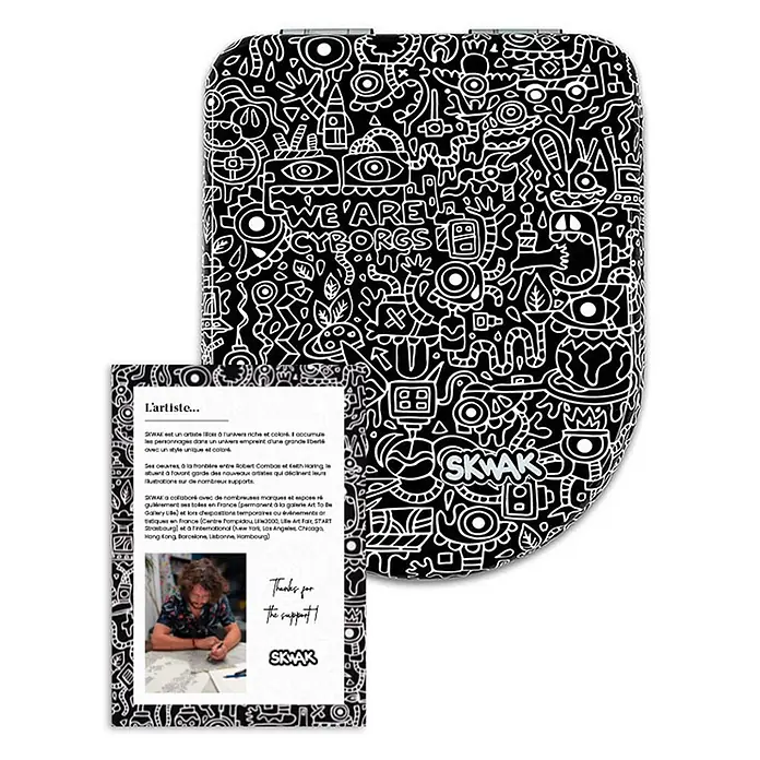 Tohaa Design WC-Sitz Cyborg Modern-D - Skwak -  - Schwarzes Kompaktetui mit weißer Doodle-Kunst, inklusive Text 'WE ARE CYBORGS' und 'SKWAK'.