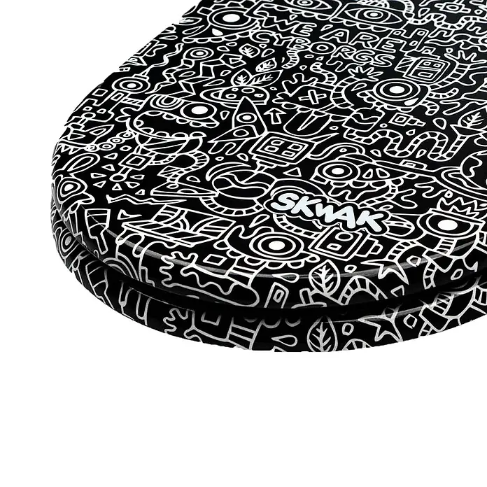 Tohaa Design WC-Sitz Cyborg Modern-D - Skwak -  - Schwarz-weißer WC-Sitzdeckel mit Doodle-Muster und Text "WE ARE CYBORGS", "SKWAK".