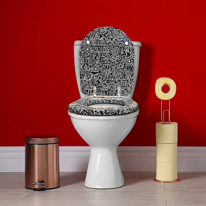 Tohaa Design WC-Sitz Cyborg Modern-D - Skwak -  - WC mit schwarz-weißem Kritzelkunst-Muster auf Sitz und Deckel, in einem Badezimmer.