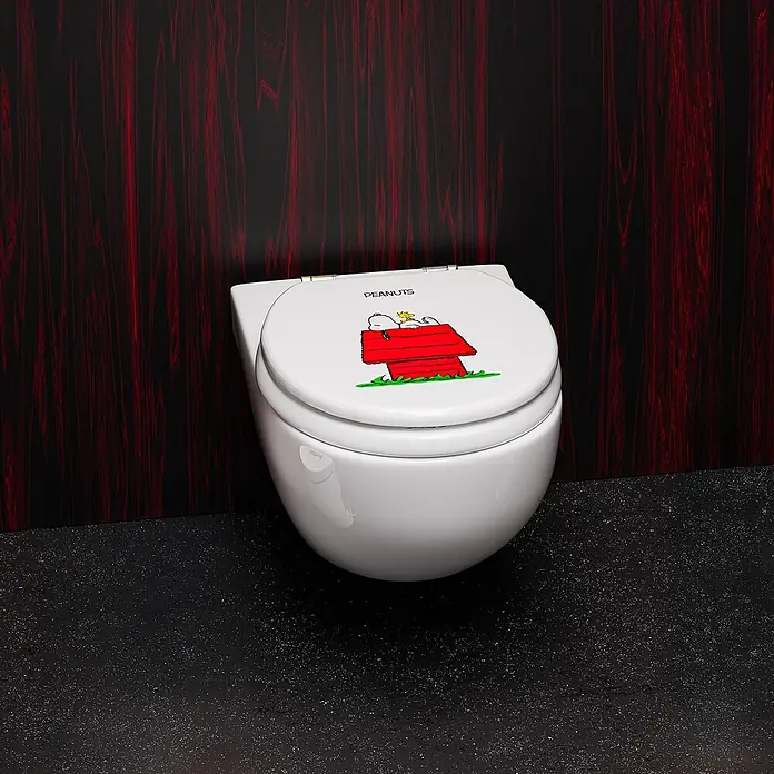 Tohaa Design WC-Sitz Peanuts Snoopy - Peanuts -  - Weißes Wand-WC mit Toilettensitz, der Snoopy und Woodstock auf einer roten Hundehütte zeigt. Vor einer dunklen Holzvertäfelung.