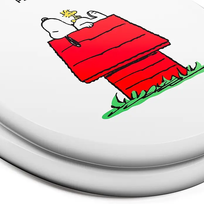 Tohaa Design WC-Sitz Peanuts Snoopy - Peanuts -  - Weißer Toilettensitz mit bunter Abbildung von Snoopy und Woodstock auf roter Hundehütte auf grünem Gras.