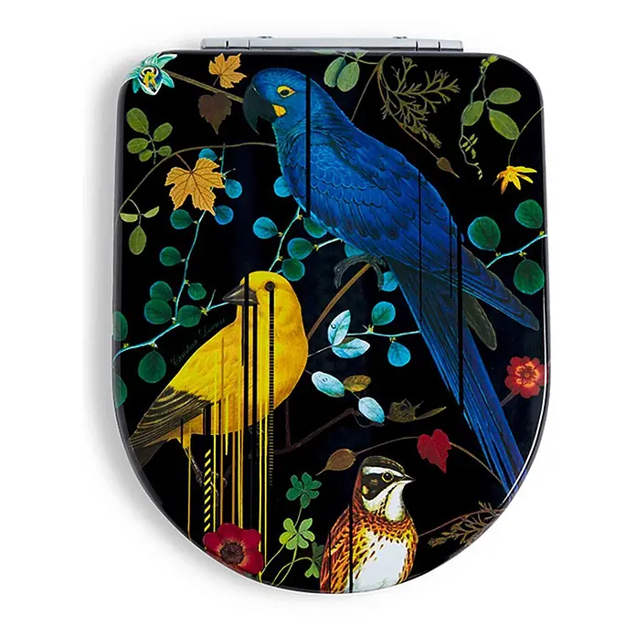 Tohaa Design WC-Sitz Birds Sinfonia Modern-D - Maison Christian Lacroix -  - Dekorativer Toilettensitz, schwarz, mit blauem Ara, gelbem Vogel und weiteren Vögeln inmitten von Blättern und Blumen, mit glitchartigen vertikalen Linien.