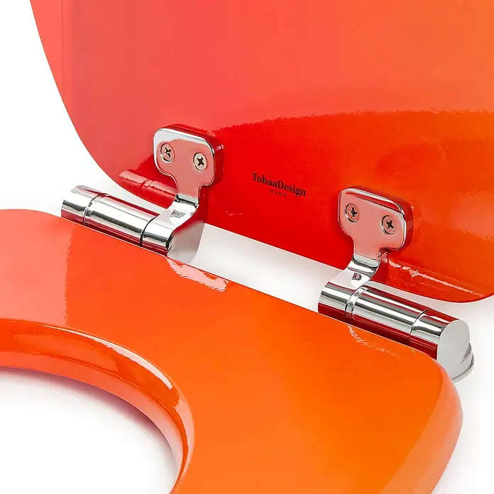 Tohaa Design WC-Sitz Orsay - LMP -  - Rot-orangefarbener WC-Sitz mit Chromscharnieren, geöffnet, um Sitz und Deckel zu zeigen.