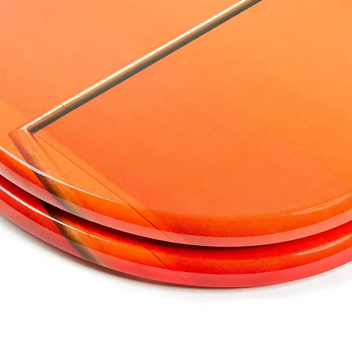 Tohaa Design WC-Sitz Orsay - LMP -  - Zwei gestapelte, glänzende orange Servierplatten, die obere mit goldfarbenem Griff.