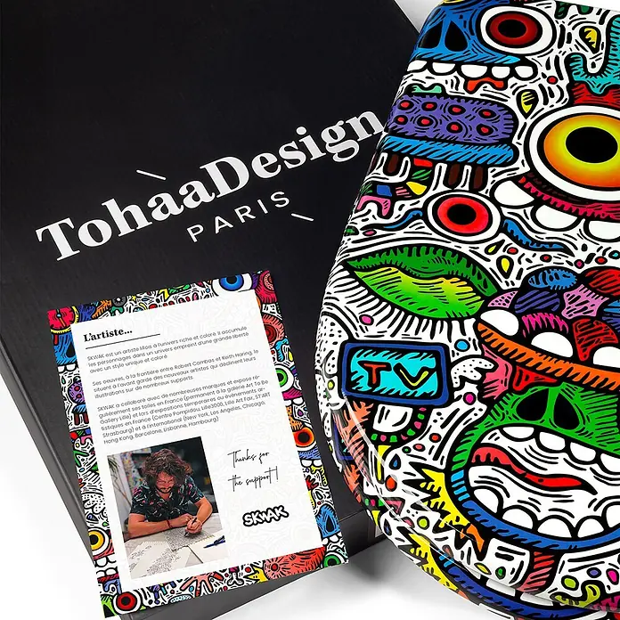 Tohaa Design WC-Sitz Crazy Maniac Modern-D - Skwak -  - Lebhaftes Longboard-Deck mit detailliertem, farbenfrohem Graffiti-Design von Künstler SKWAK, präsentiert mit Verpackung und Künstlerkarte.